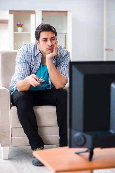 Мужчина смотрит телевизор дома — стоковое фото