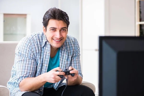 Homem jogando jogo de computador em casa — Fotografia de Stock