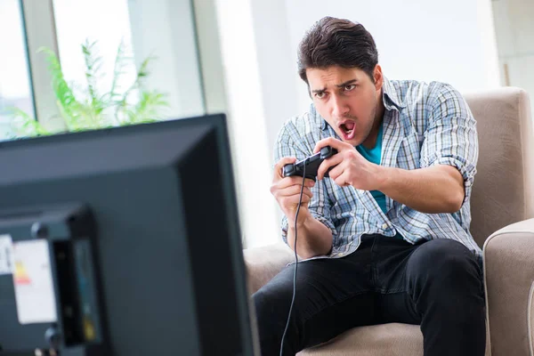 Homme jouant jeu d'ordinateur à la maison — Photo