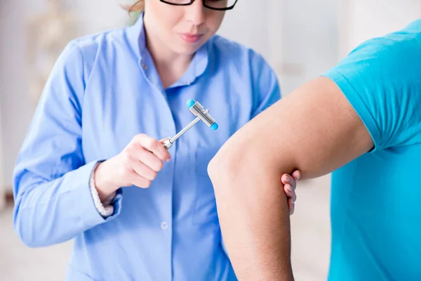 Médico verificando reflexos nervosos com martelo — Fotografia de Stock