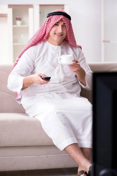 Árabe hombre viendo la televisión en casa —  Fotos de Stock