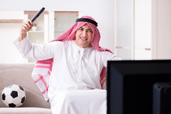 Árabe hombre viendo la televisión en casa —  Fotos de Stock