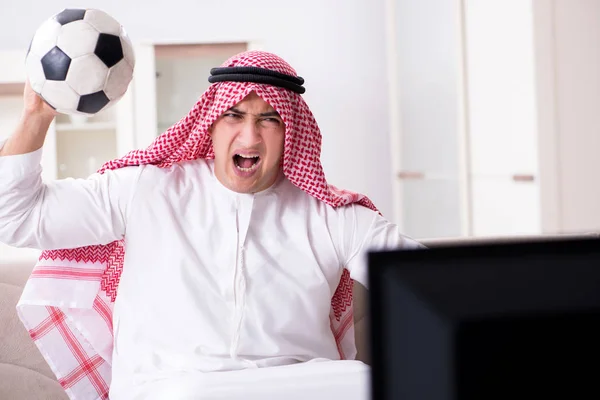 Árabe hombre viendo la televisión en casa — Foto de Stock