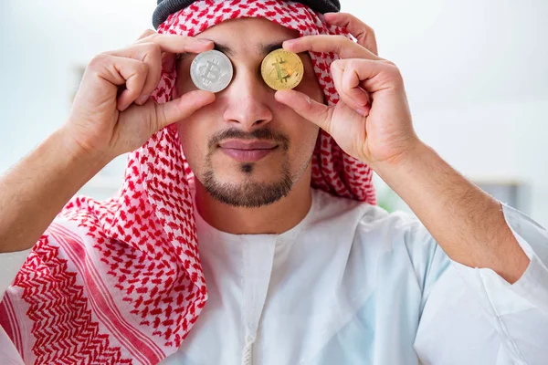 Арабский человек с биткойном в концепции добычи криптовалют — стоковое фото
