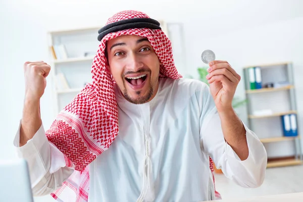 Arab człowiek z bitcoin w kryptowaluta koncepcji górnictwa — Zdjęcie stockowe