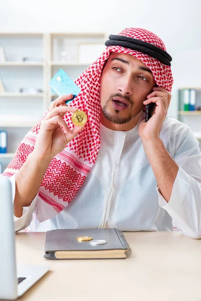 Homme arabe avec Bitcoin dans le concept d'exploitation minière crypto-monnaie — Photo