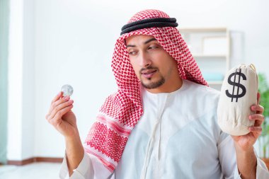 Kripto para madenciliğinde bitcoin kullanan Arap adam.