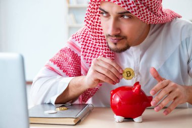 Kripto para madenciliğinde bitcoin kullanan Arap adam.
