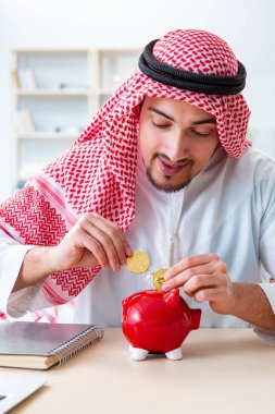 Kripto para madenciliğinde bitcoin kullanan Arap adam.