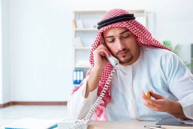 Kripto para madenciliğinde bitcoin kullanan Arap adam.