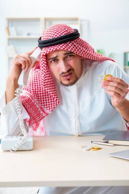 Kripto para madenciliğinde bitcoin kullanan Arap adam.