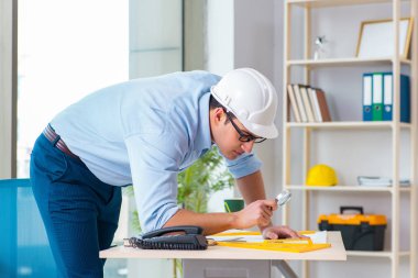 İnşaat mühendisi yeni proje üzerinde çalışıyor