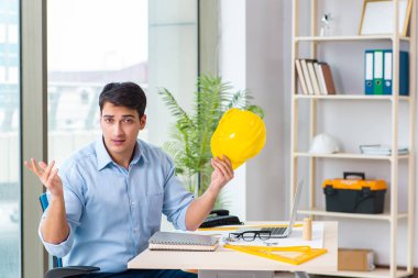 İnşaat mühendisi yeni proje üzerinde çalışıyor