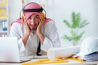 Arap mühendis yeni proje üzerinde çalışıyor