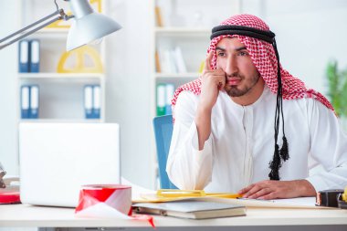 Arap mühendis yeni proje üzerinde çalışıyor