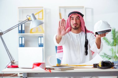 Arap mühendis yeni proje üzerinde çalışıyor