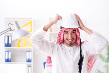 Arap mühendis yeni proje üzerinde çalışıyor