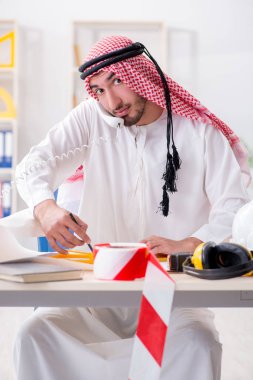 Arap mühendis yeni proje üzerinde çalışıyor