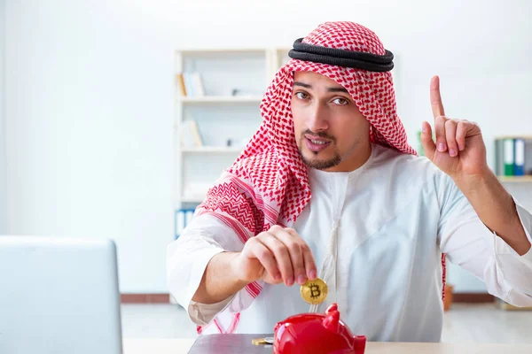 Arabman med bitcoin i cryptocurrency mining koncept — Stockfoto