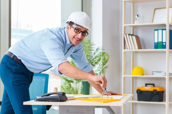 Ingegnere edile al lavoro su un nuovo progetto — Foto Stock