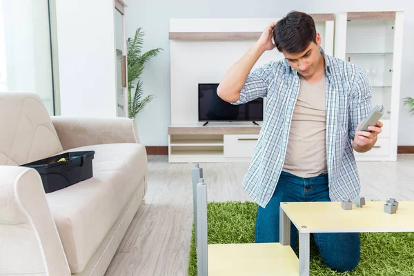 Homem montando móveis em casa — Fotografia de Stock