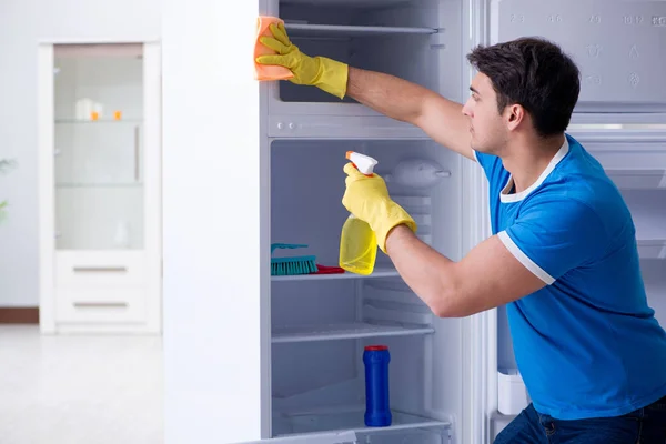 Hijyen konseptinde buzdolabını temizleyen adam. — Stok fotoğraf