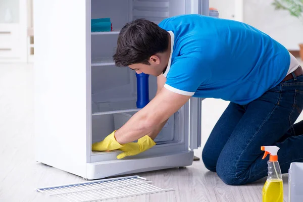 Homme nettoyage réfrigérateur dans le concept d'hygiène — Photo