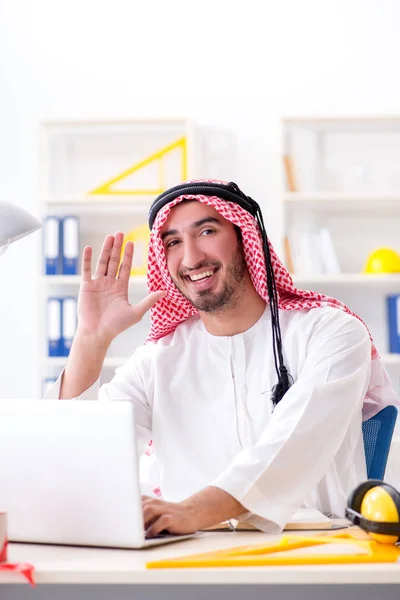 Ingegnere arabo al lavoro su un nuovo progetto — Foto Stock