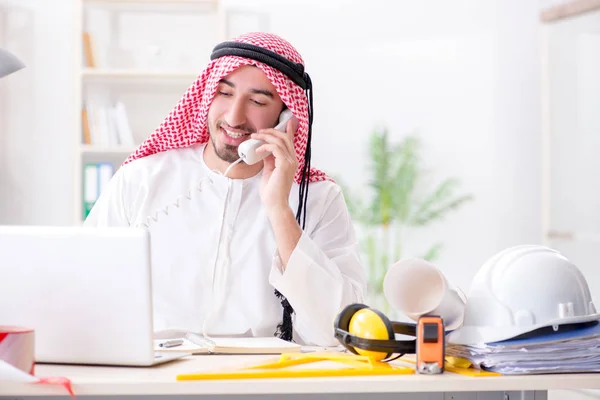 Ingegnere arabo al lavoro su un nuovo progetto — Foto Stock