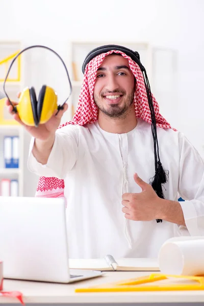 Arabischer Ingenieur arbeitet an neuem Projekt — Stockfoto