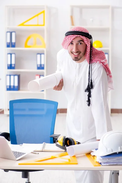 Άραβας μηχανικός που εργάζεται σε νέο έργο — Φωτογραφία Αρχείου