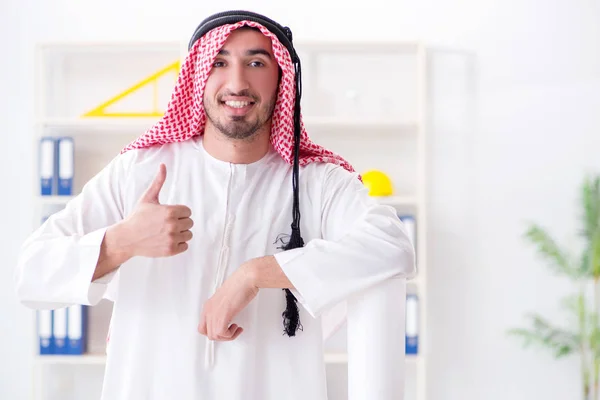 Ingegnere arabo al lavoro su un nuovo progetto — Foto Stock