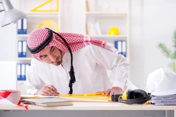 Arab mérnök új projekten dolgozik — Stock Fotó