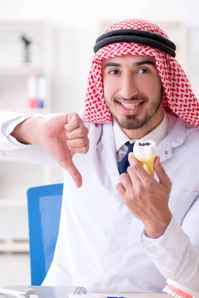Arab fogorvos új fogimplantátumon dolgozik — Stock Fotó