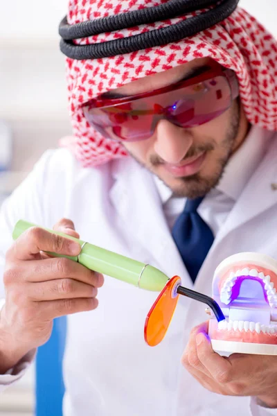 Odontólogo árabe trabajando en un nuevo implante dental —  Fotos de Stock