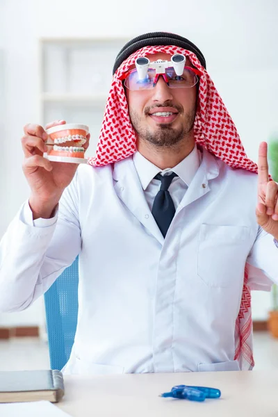 新しい歯のインプラントに取り組むアラブ歯科医 — ストック写真