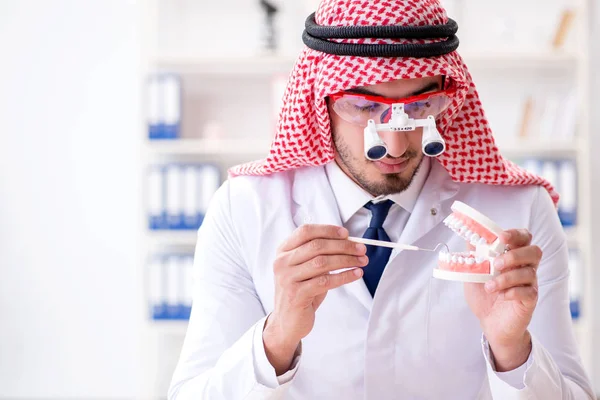 Arabski dentysta pracujący nad nowym implantem zębów — Zdjęcie stockowe