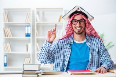 Üniversite sınavlarına hazırlanan Arap öğrenci