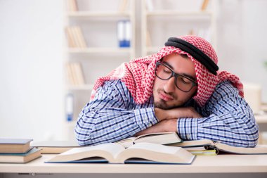 Üniversite sınavlarına hazırlanan Arap öğrenci