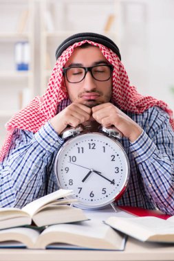 Üniversite sınavlarına hazırlanan Arap öğrenci