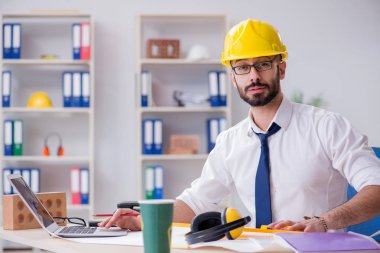 Stüdyosunda çalışan mimar yeni bir proje üzerinde çalışıyor.