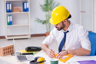 Stüdyosunda çalışan mimar yeni bir proje üzerinde çalışıyor.