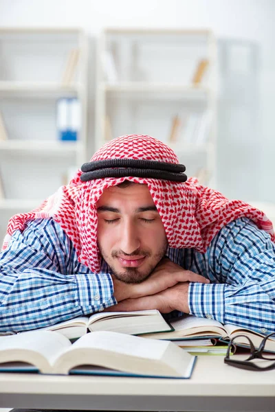Estudante Árabe Preparando Para Exames Universitários — Fotografia de Stock