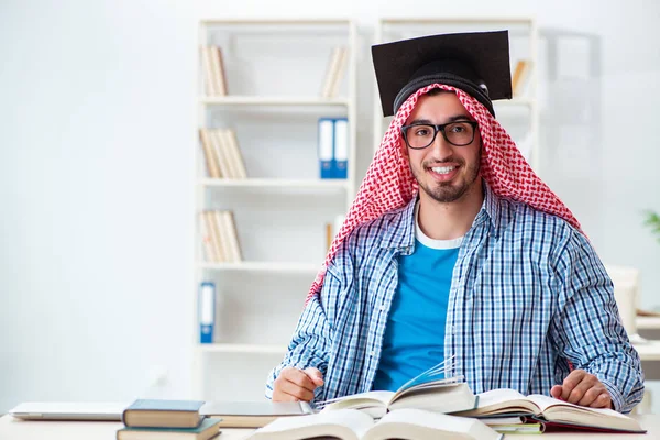 Arabský student se připravuje na univerzitní zkoušky — Stock fotografie