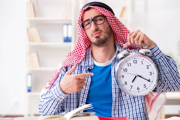 Estudante árabe se preparando para exames universitários — Fotografia de Stock