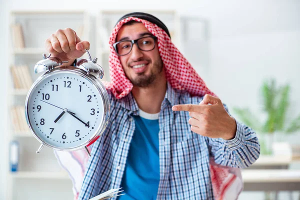 अरेबियन विद्यार्थी विद्यापीठ परीक्षा तयारी — स्टॉक फोटो, इमेज