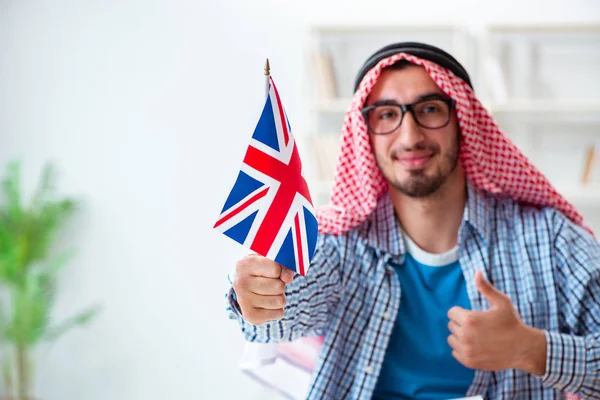 Арабский студент изучает английский язык — стоковое фото