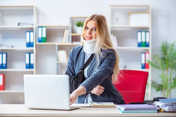 Verletzte Mitarbeiterin im Büro — Stockfoto