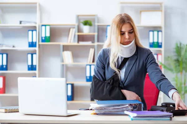 Empregada feminina ferida que trabalha no escritório — Fotografia de Stock