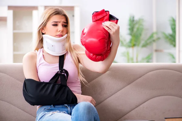 Femme blessée pendant le jeu de sport — Photo